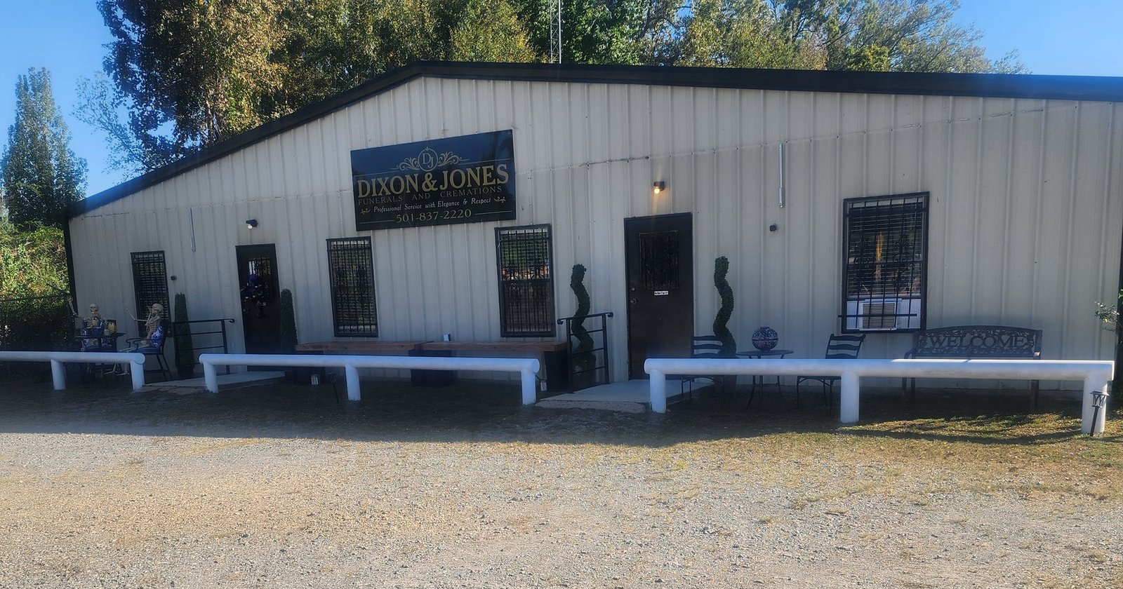 Exterior of Dixon & Jones Funerals & Cremations in Crossett, Arkansas.